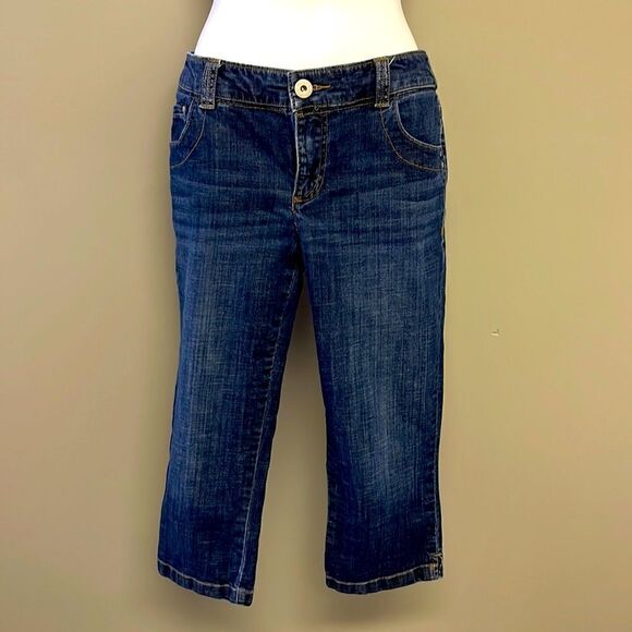 Chico’s Dark Wash Boyfriend Peddle Pushers with Vertical Back Leg Hem- Size 0 - Picture 1 of 9